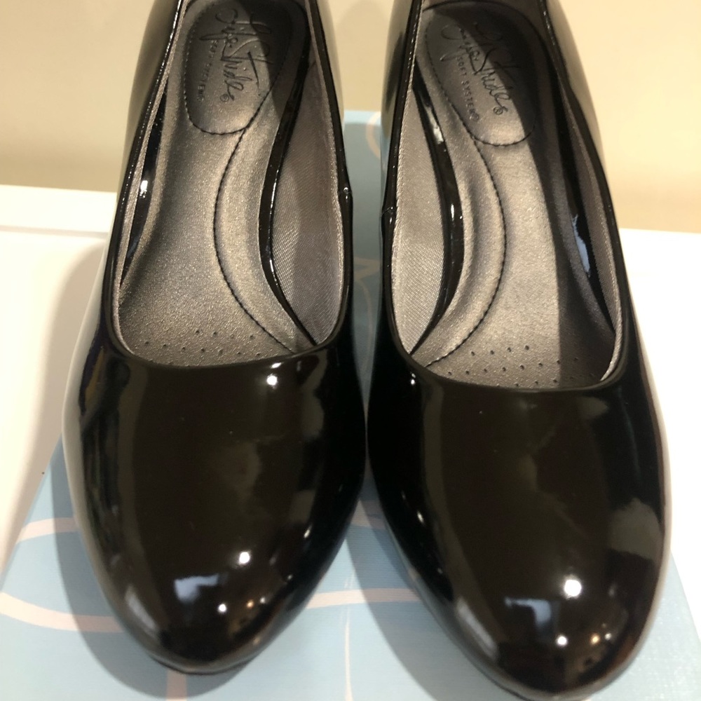 NWOT Life Stride Black Patent Leather Pumps BRAND NEW in box